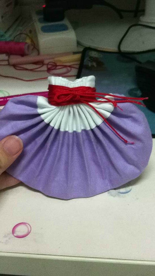 　20、用绳子紧紧得捆住荷包顶部，能捆多紧捆多紧。捆上一个晚上褶子就会变得美美的