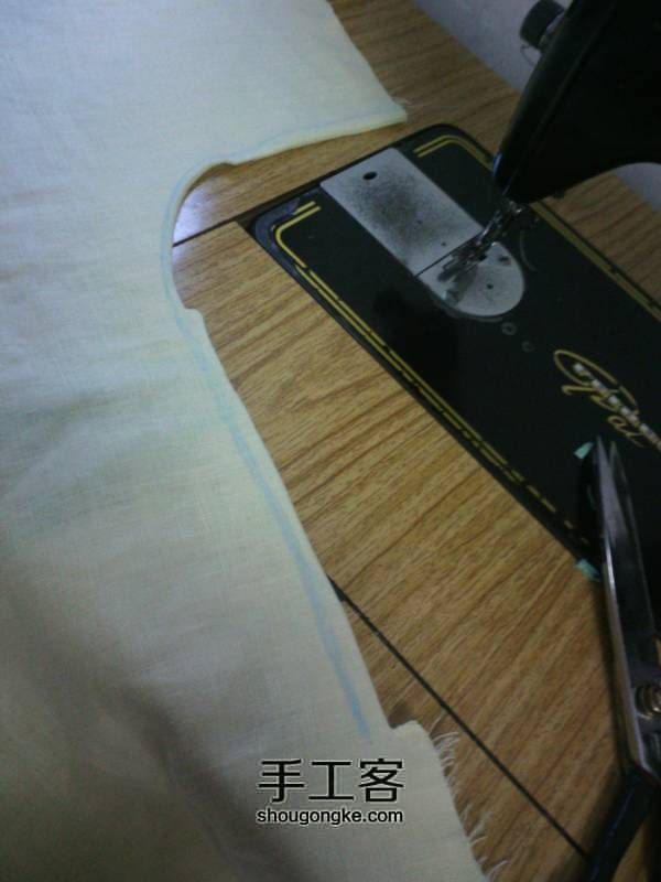 把里面翻过来，如图所示，再按划粉痕迹缝一遍…另一边腋下照旧缝制