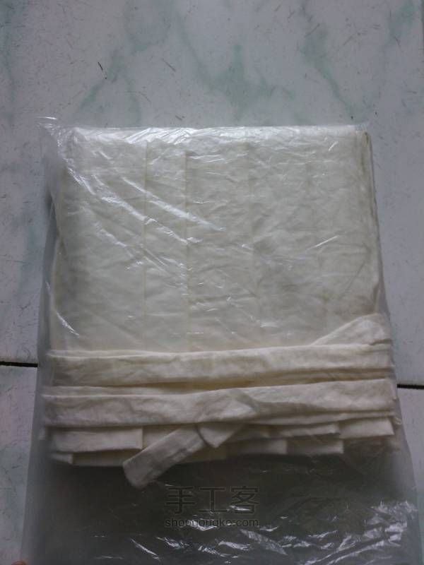 完成~收入塑料袋子中~防潮（折叠是比较简单，难点在褶子的熨烫~要有耐心哦）