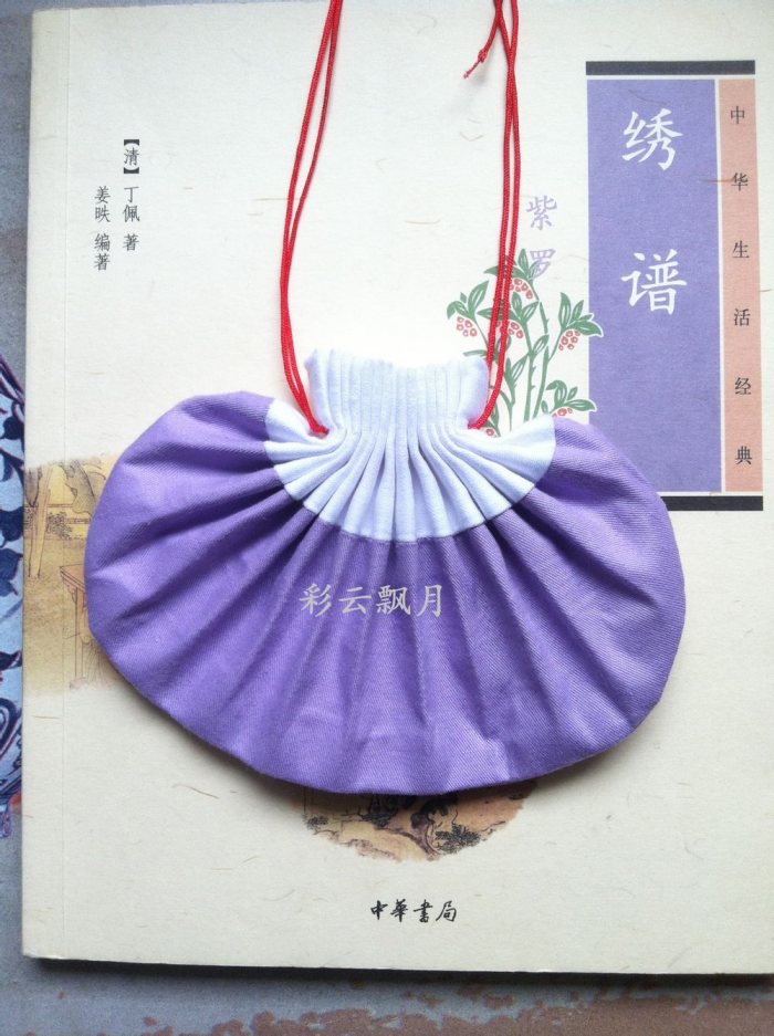 大功告成。可以自己找些流苏、珠子、中国结点缀