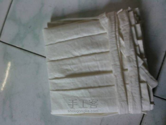 系带按褶子的顺序开始绕及捆绑