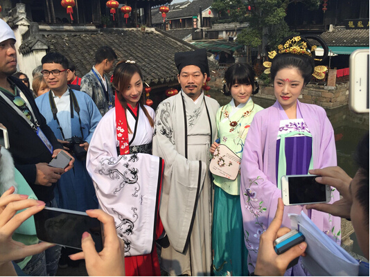 身穿汉服的方文山与徐娇,在西塘古镇人群中格外抢眼.