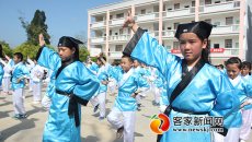 兴国一乡村小学推行课间礼仪操 千余学生着汉服学礼仪 