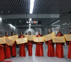 汉服美女惊现郑州地铁 Seven李星一龙助阵