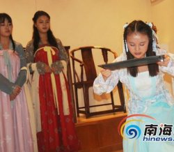 海南学子曾在校园里穿汉服活动 坚持将汉服进行到底