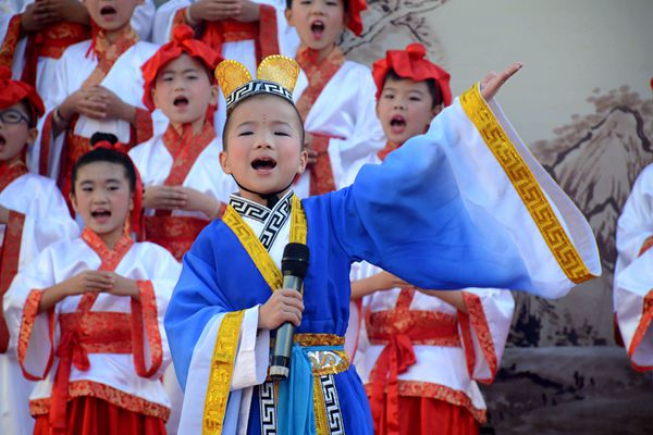 小学生身着汉服诵读展国学风采-图片1