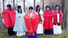莱阳街头惊现古代美女“穿越”