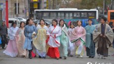黄海学院大学生着汉服街头宣传传统文化