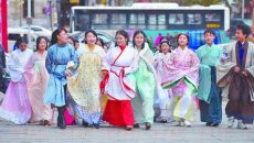身着汉服引来老外合影  黄海学院大学生着汉服街头宣传传统文化