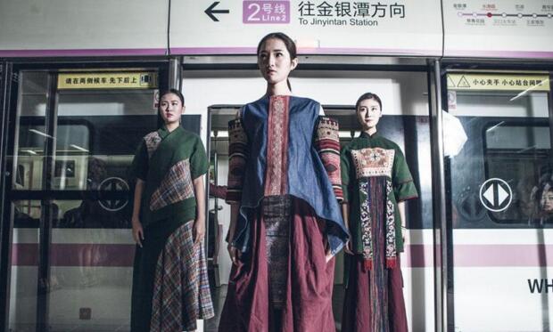 武汉地铁2号线惊现汉服换装秀-图片3