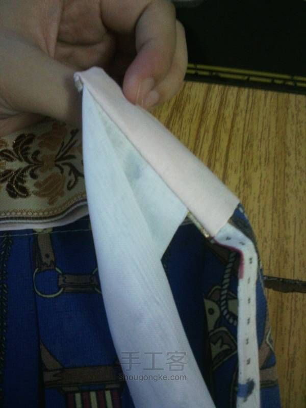 翻过来就是这样啦~两边都用以上方法处理~两边无明线。然后直接在织带下方车一道~这样群头就上好啦~前后片都是如此