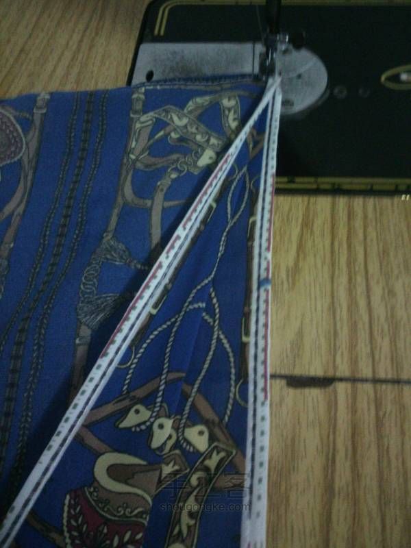 从下方开始缝合，车一道，缝到上方留十几厘米不缝合，数据不定，只要不走光就好