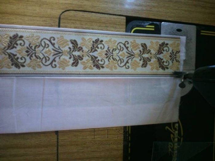 把织带安上群头，车一道