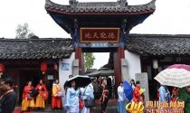 穿越千年时光 300名陕西游客身着汉服畅游阆中古城