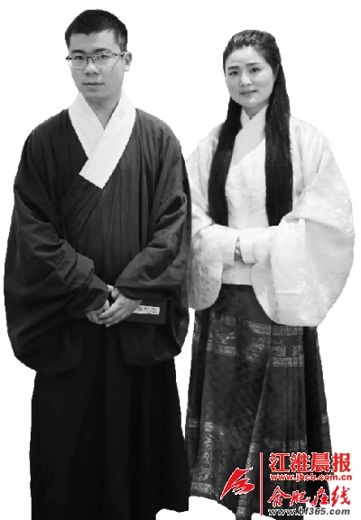   丹丹和她的同事穿着明代的汉服。
