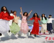 西宁启动公益滑雪活动 冰天雪地上演传统“服装秀”