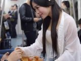  长沙地铁二号线惊现民国汉服美女