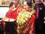 你见过这土豪婚礼吗？新娘穿汉服挂满金手镯