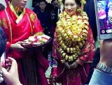 广东土豪婚礼新娘全身披金 新郎穿汉服带清兵疑似拍鬼片