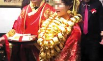 你见过这土豪婚礼吗？新娘穿汉服挂满金手镯