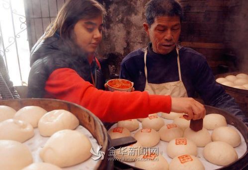 “洋学生”穿出传统汉服别样美感-图片1