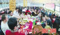 除夕大围炉心里暖融融 厦门大学年夜饭吃出国际味