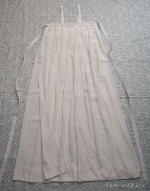 下面说一下做法，裙子是从后往前围合的，做的时候先要确定一下背后两根肩带的间距，就是下图里蓝线的长度，这个距离窄一点可能带子不容易从肩上滑掉。我定的是12厘米。