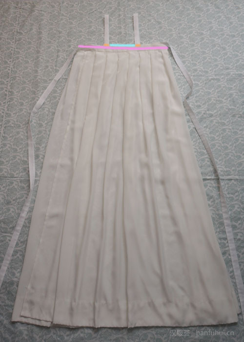 整个裙头的长度是上胸围的一倍半，肩带的长度我定了18厘米，这个长度穿上后衬裙的上沿会比齐胸外裙通常系的位置低一点，不会露出来。

然后把它穿在人台上看看，先把肩带挂上去