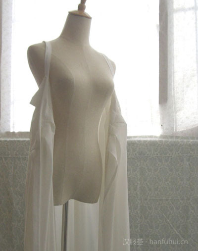 把右片提起来，系带从左侧的肩带下面拉出来