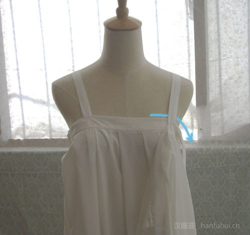 和系一片式裙子一样，把压在里面的裙头拉出一点，翻折下来