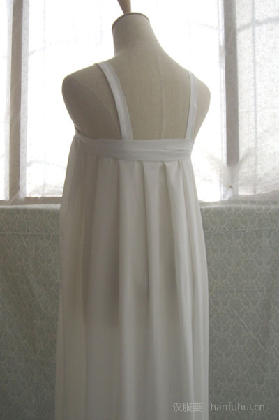 拍完人台照后我把它当衬裙试了一下，外面套上单层的齐胸外裙，然后立刻发现了这种穿法对胖人的不友好，这样穿比原来的双层裙要蓬的多。这个比较意外，但是想了一下明白了，双层裙是两层布料同时打折，厚度相对于单层并没有增加多少。而现在试验的这种穿法，等于是三层三倍折，不仅蓬，而且可能夏天穿会比双层裙更热。

画个裙褶的剖面图，蓝色代表衬裙，粉色代表外裙。上面是双层裙，下面是现在试验的穿法：