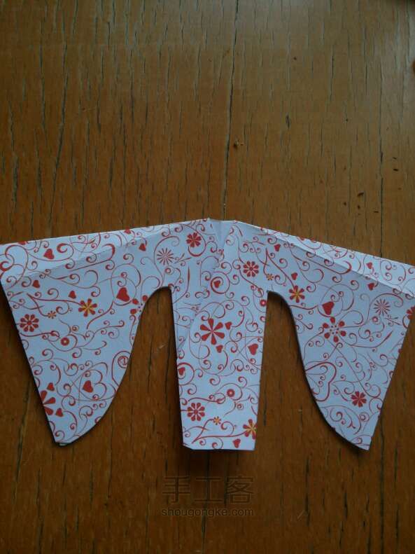 剪掉多余的以后把纸打开～