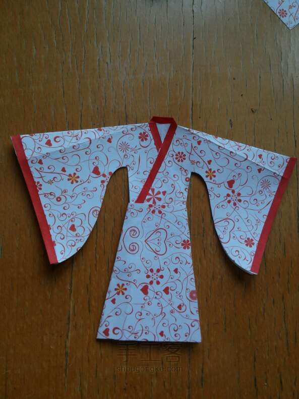 拿一张长方形的纸，折成这样做裙子，记得要收腰！