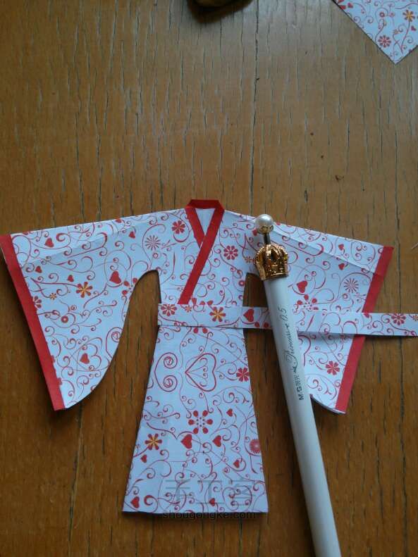 剪一条纸做腰带～～