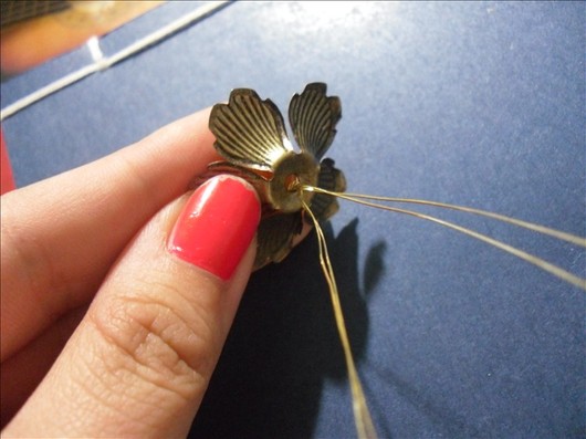 第二步，固定底片。花朵做好之后，把底下的花片和发梳固定。

一般固定的绕法是：尽量的交叉缠绕，最易固定。