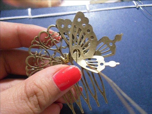  第四步，把最先做好的花朵，固定在底托上。