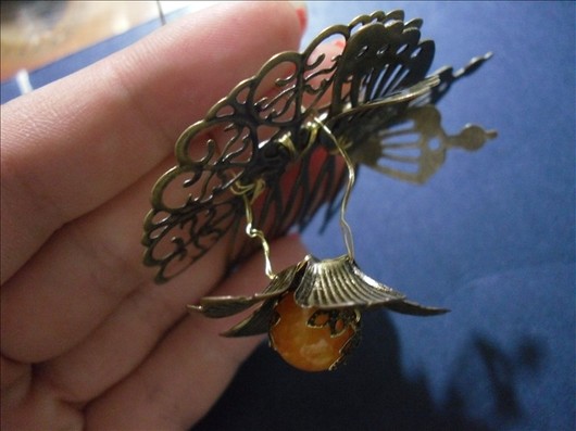 最后。把背面的铁丝处理好，可以滴几滴热熔胶，防止铁丝勾住发丝。