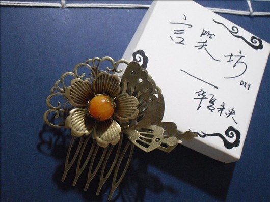 搭配上一对儿耳环~~

是不是很美~~(*^__^*) 嘻嘻……