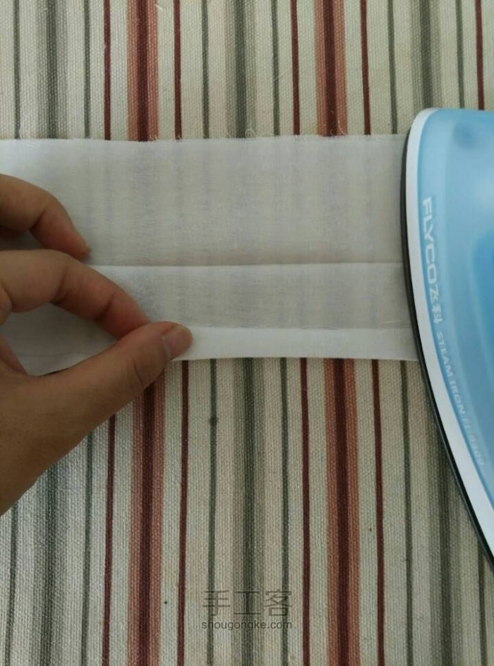 一面折进去一厘米，熨烫