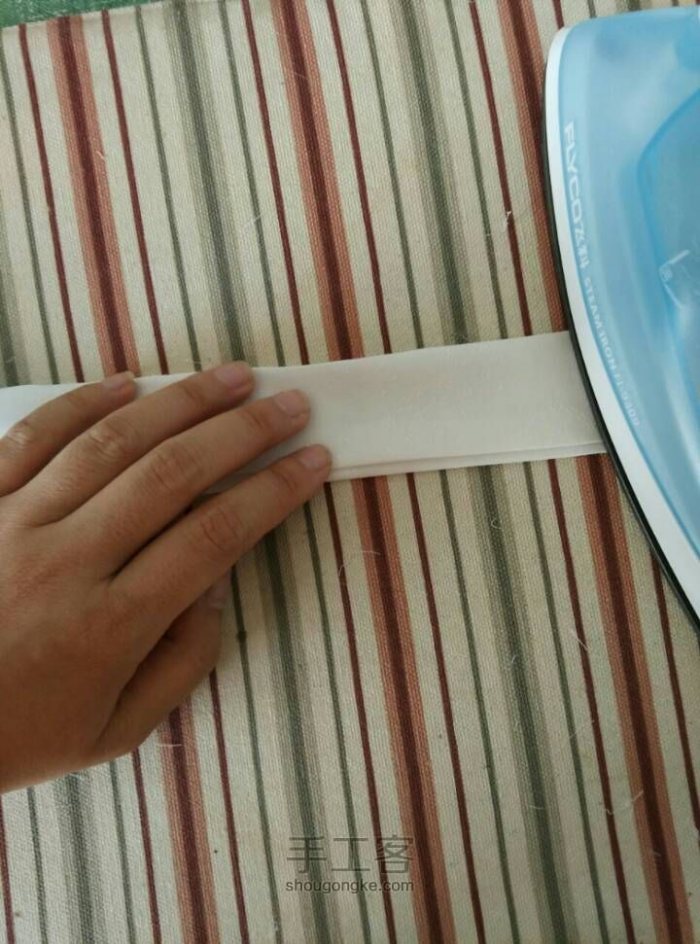 一面折进去0.7，熨烫。