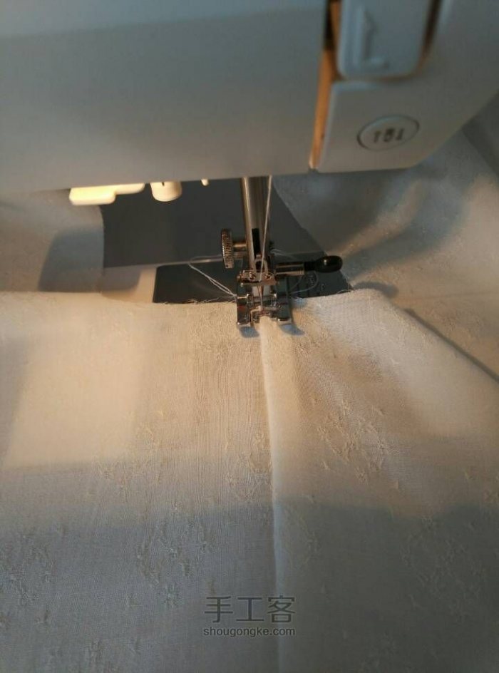 翻过来，正面压0.1的明线。这样的好处就是看上去更加工整，而且每次洗完以后不用熨烫。高级服装工艺里都是这样