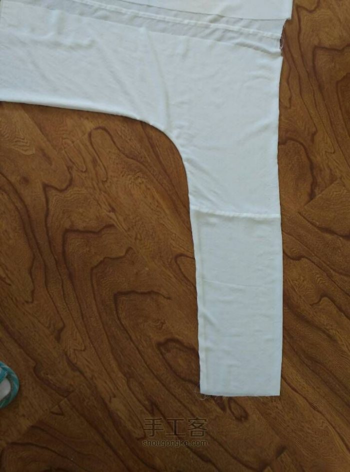 接袖完毕，之后将底边和袖口进行包边处理