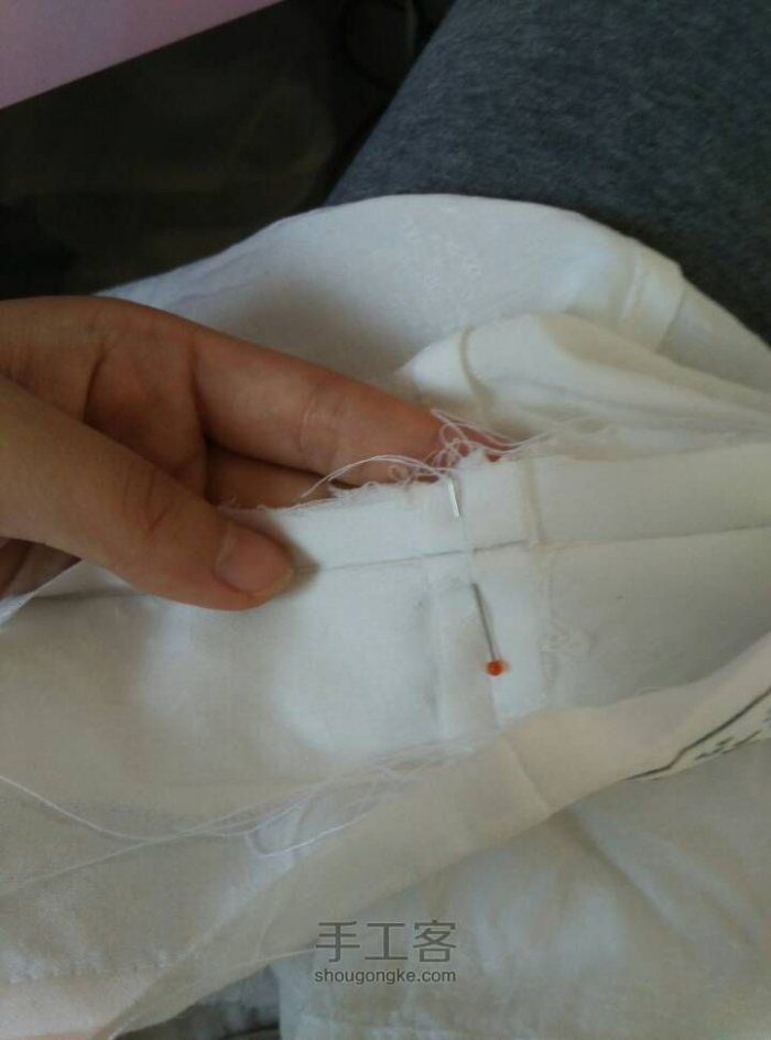 装领子了。将折进去一厘米的正面和衣服中缝那里正面相对，用珠针固定一圈，缝合。记住，最好从中间缝，要不很容易歪