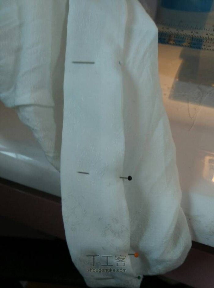 另外一侧用珠针固定