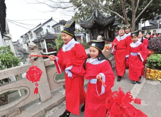 苏州市民穿汉服"走三桥" 祈福放灯喜迎元宵节-图片1