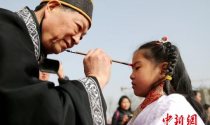 西安学龄儿童着汉服“开笔启蒙”