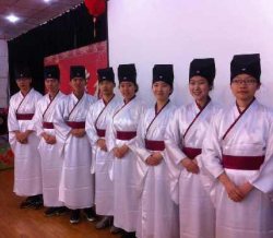 青岛高中生穿汉服“直播”古代开学典礼