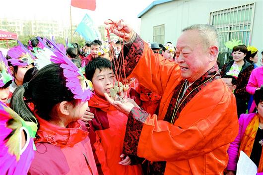  襄阳第十届“穿天节”开幕 市民穿汉服带“穿天石”-图片2