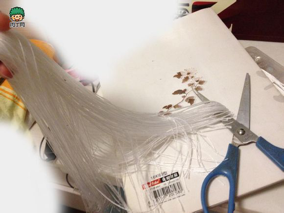 上一步好大一个菊字- -我忘了处理掉。。。。。那么第三步，把流苏线扒下来【粗暴】，然后手捏着一端，剪开线圈的另外一端。