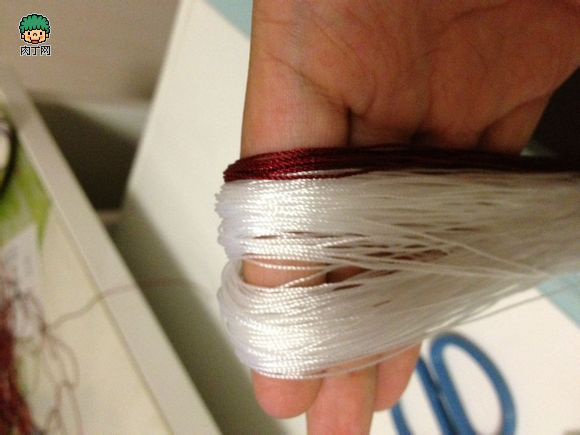 第五步，将前面玉线的B端塞进流苏线中间。